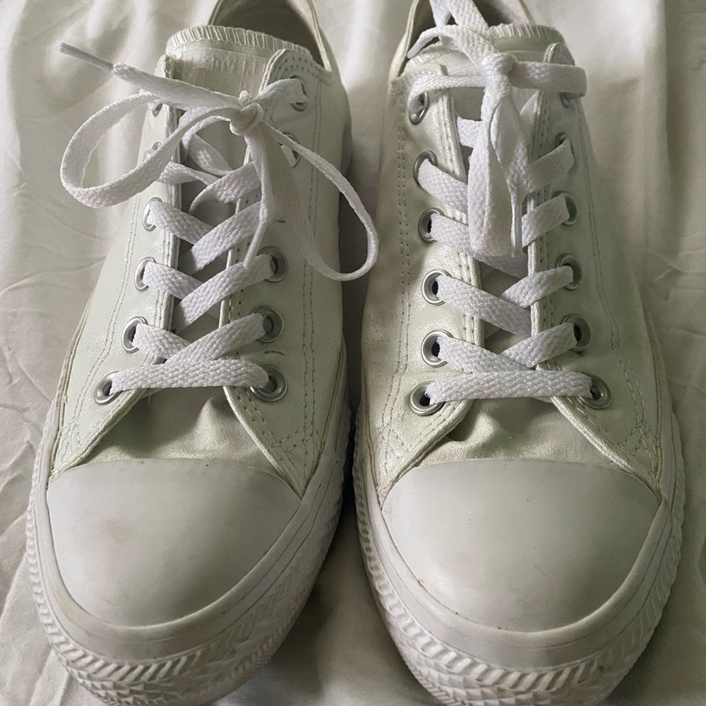 White leather low converse size 9